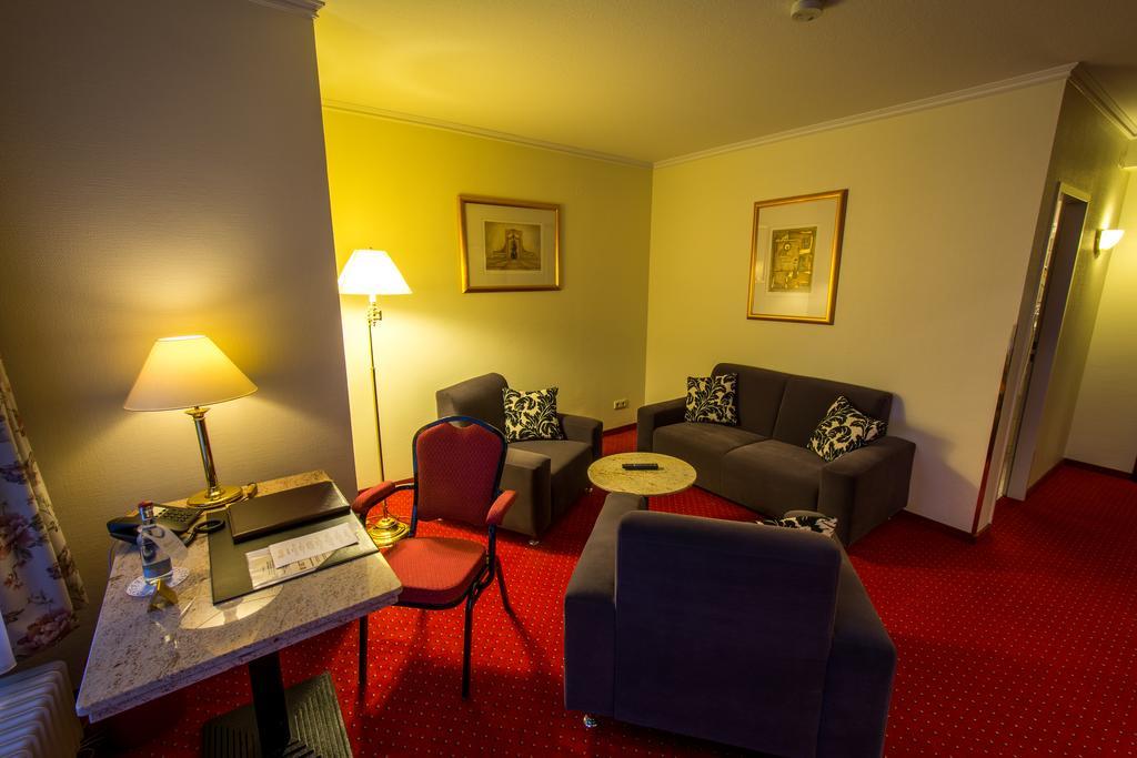 Sachsenwald Hotel ראינבק מראה חיצוני תמונה